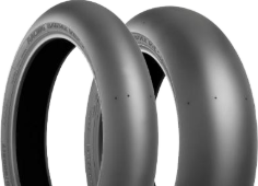 Nahaufnahme der Lauffläche Bridgestone V02 120/600 R17 W Rear TL Medium