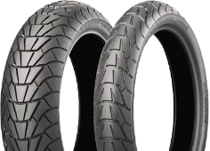 Nahaufnahme der Lauffläche Bridgestone Battlax Adventurecross Scrambler AX41S 180/55 R17 73 H Rear TL