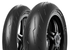 Nahaufnahme der Lauffläche Pirelli Diablo Rosso IV 240/45ZR17 (82 W) Rear TL M/C